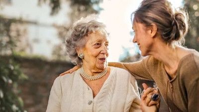 Badante nei giorni festivi: paga oraria e mensile